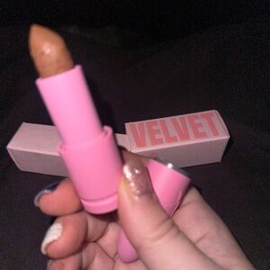Brand new authentic Jeffree Star velvet trap lipstick. Shade:chocolate fondue